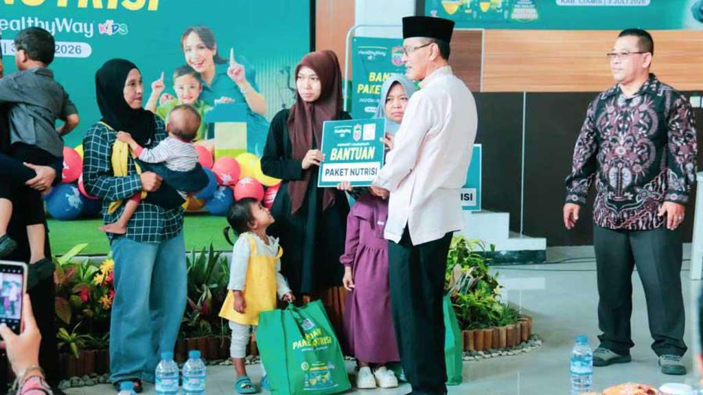Bupati Ciamis Herdiat Sunarya menyerahkan paket bantuan nutrisi CSR Indomaret di Aula Disdik
