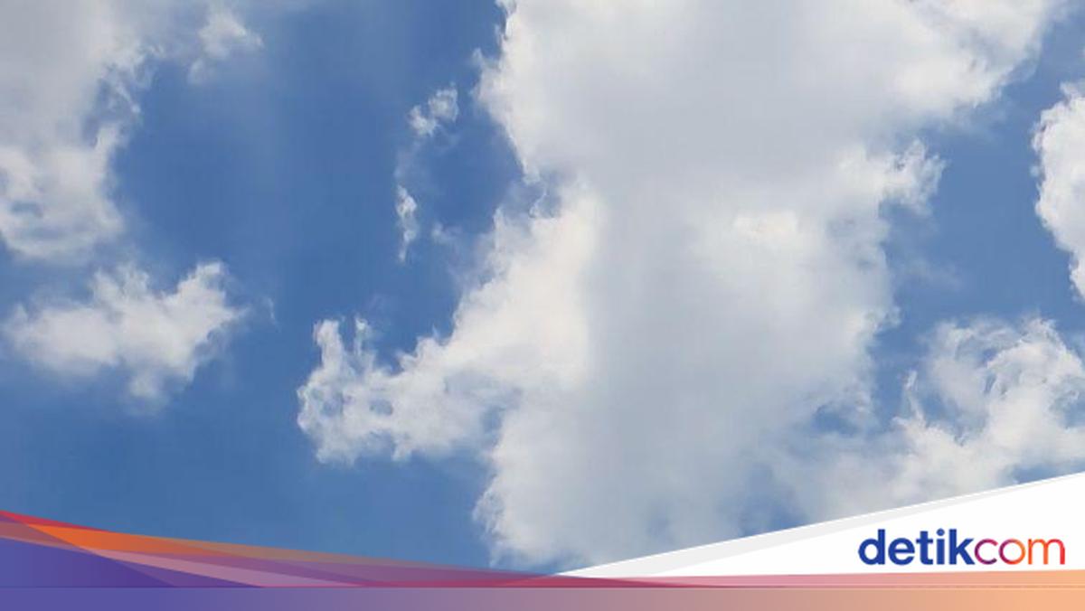 Langit cerah berawan di atas kota Bandung hari ini
