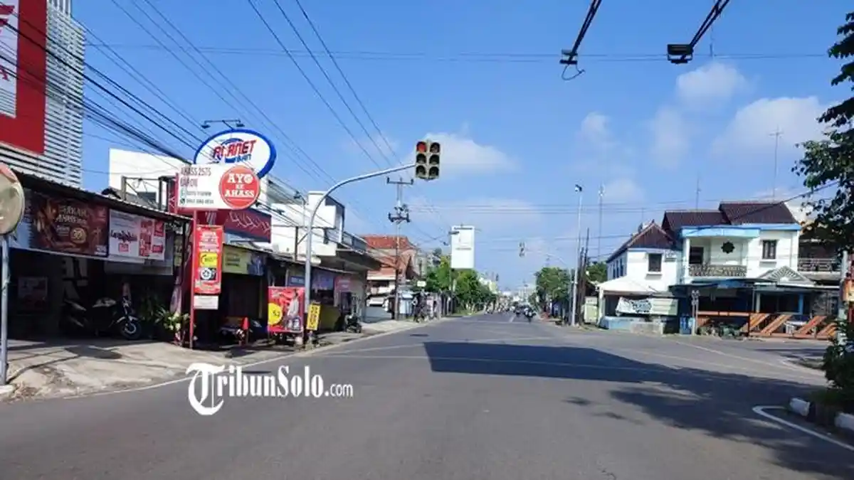 Suasana Jalan Slamet Riyadi Solo yang cerah di bawah terik matahari