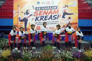 Peserta mengikuti Kejuaraan Olahraga Senam Kreasi Tahun 2026 di GOR Ciracas Jakarta Timur.