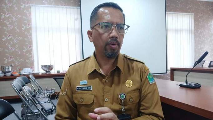Petugas Dinas Lingkungan Hidup Kota Malang mempersiapkan rencana relokasi TPS Muharto