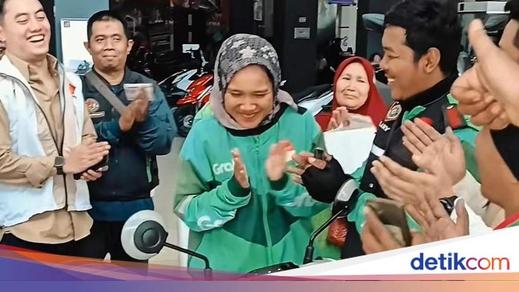 Rossa Amelia driver ojol tunarungu di Medan menerima bantuan sepeda motor baru