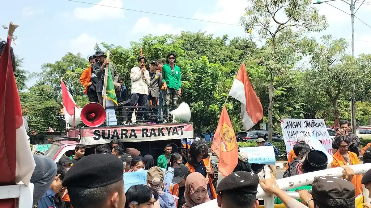 Personel kepolisian berjaga mengamankan aksi unjuk rasa di kawasan Jakarta Pusat