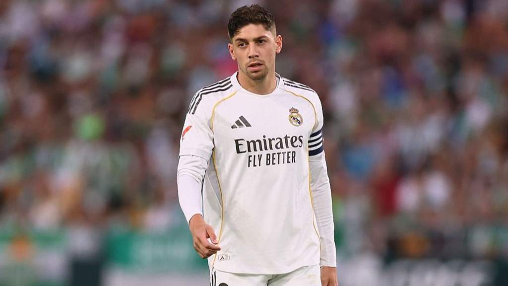 Federico Valverde mengenakan kostum Real Madrid di lapangan hijau saat pertandingan La Liga