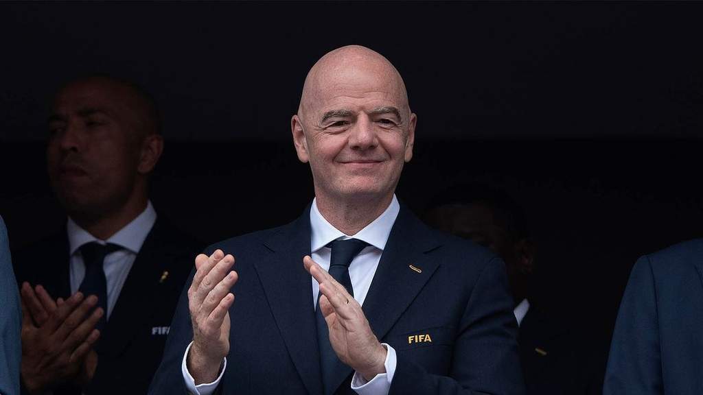 Wasit Argentina memimpin pertandingan Piala Dunia antara Prancis dan Maroko.