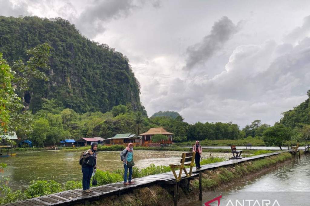 Suasana sosialisasi lingkungan hidup bersama warga di kawasan karst Geopark Maros-Pangkep