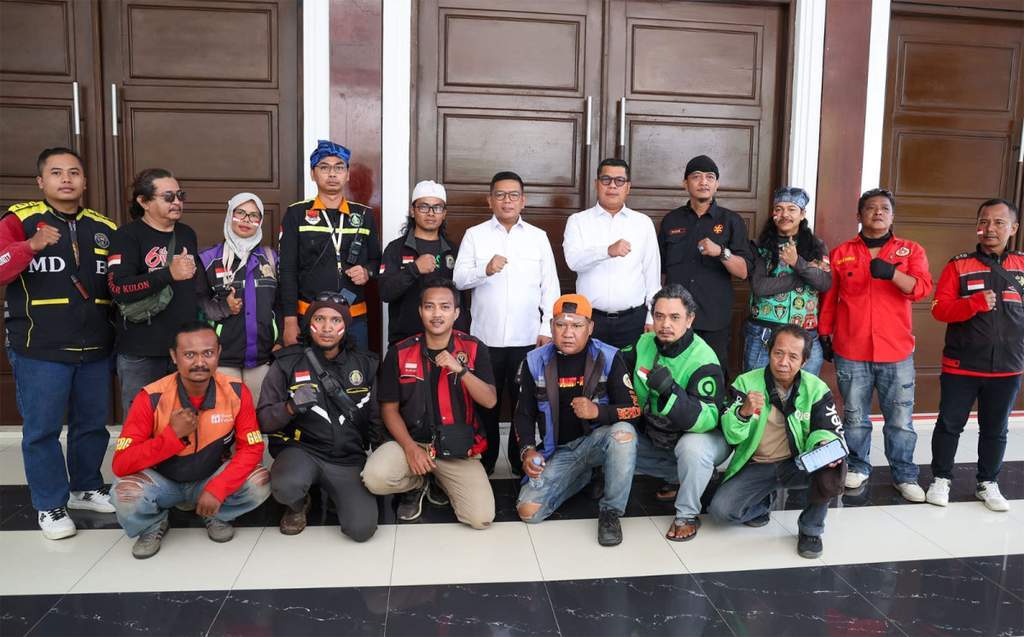 Gubernur Banten Andra Soni saat menerima audiensi para pengemudi ojek online di Pendopo Gubernur