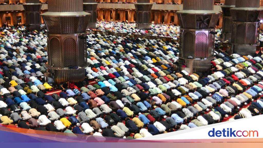 Siluet menara masjid di Kota Bandung dengan latar belakang langit senja menjelang waktu Magrib.