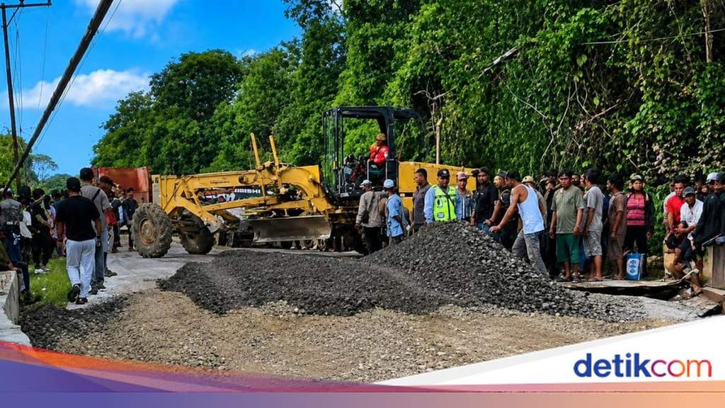 Petugas BPJN Kalteng memperbaiki Jalan Trans Kalimantan yang ambles akibat jembatan ambruk