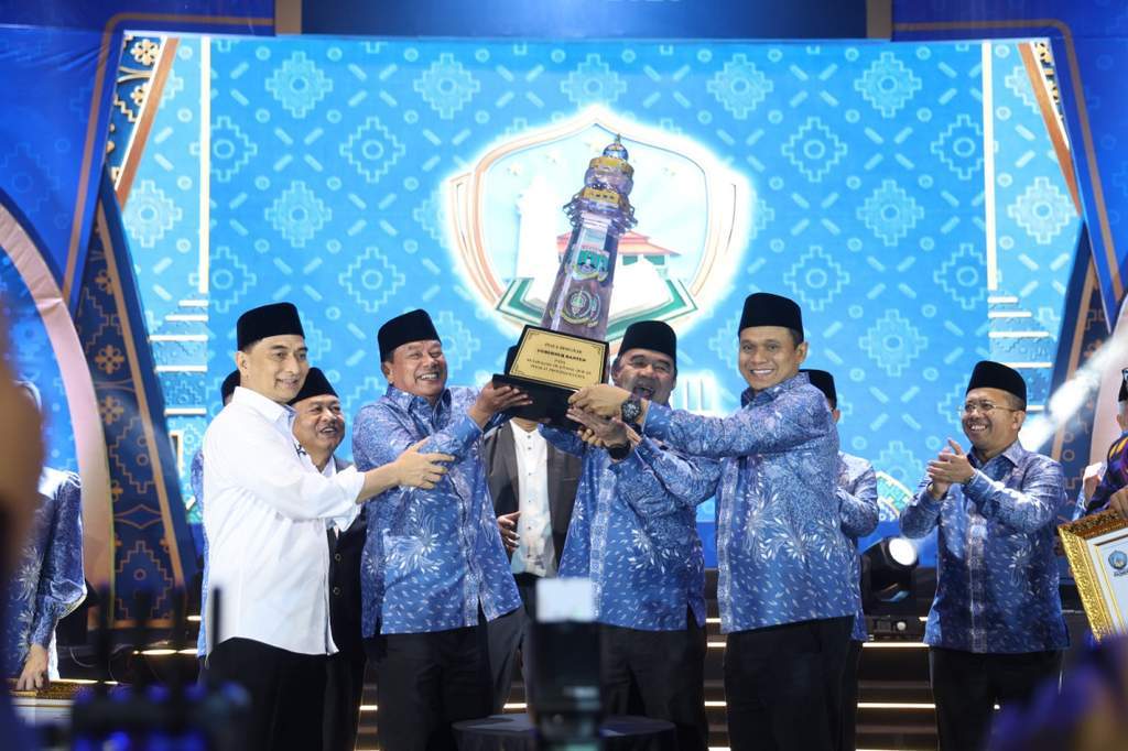 Wagub Banten Achmad Dimyati Natakusumah menyerahkan piala bergilir MTQ XXIII kepada Bupati Tangerang