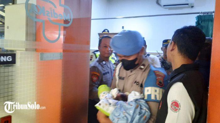 Petugas kepolisian Polresta Solo menunjukkan barang bukti kasus penelantaran bayi di KA Sancaka.