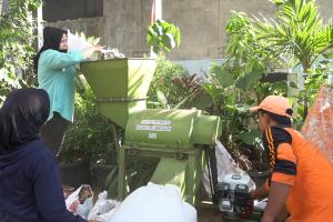 Deretan lubang biopori jumbo untuk pengelolaan sampah organik di Kebayoran Lama Selatan