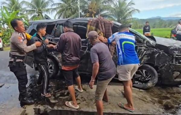 Evakuasi korban kecelakaan beruntun melibatkan Innova dan Karimun di Padang Pariaman