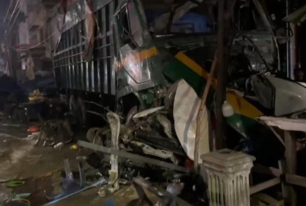 Kondisi truk ringsek dan motor hancur akibat kecelakaan beruntun di Jalinsum Labusel