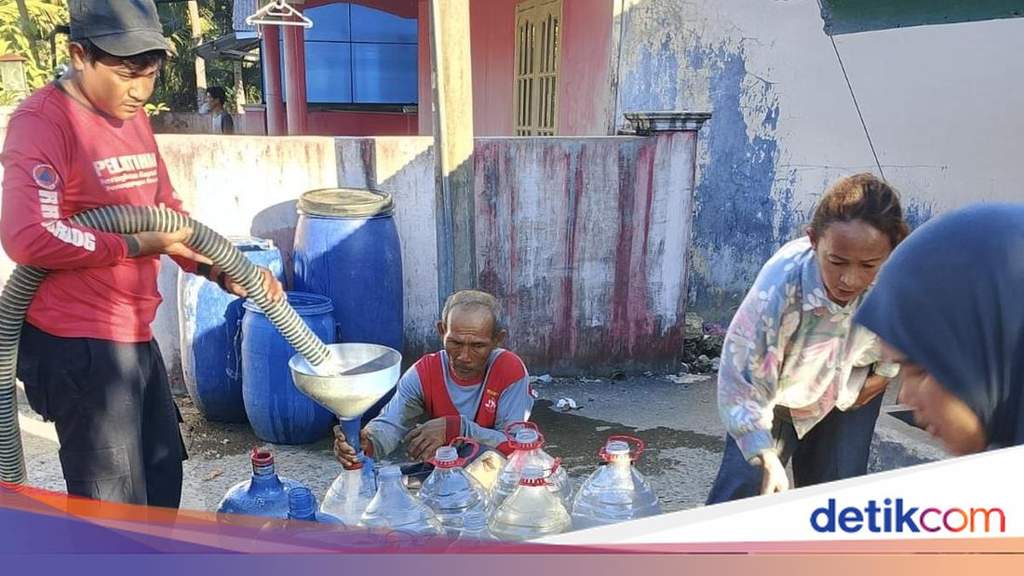 Truk tangki BPBD menyalurkan bantuan air bersih warga terdampak kekeringan Pangandaran