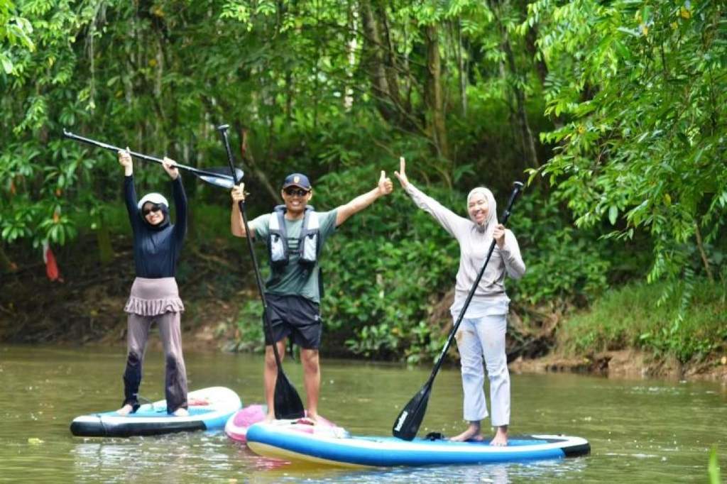 Aksi memungut sampah menggunakan paddle board di Sungai Karang Mumus Samarinda