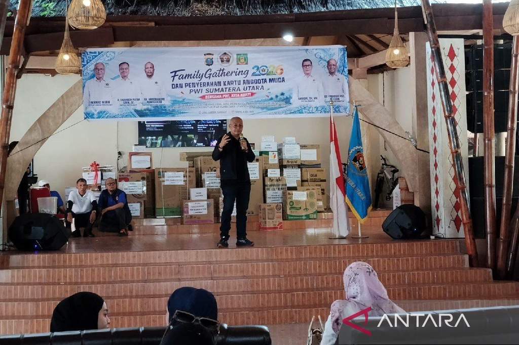 Ketua Umum PWI Akhmad Munir saat memberikan arahan mengenai integritas wartawan di Sumatera Utara