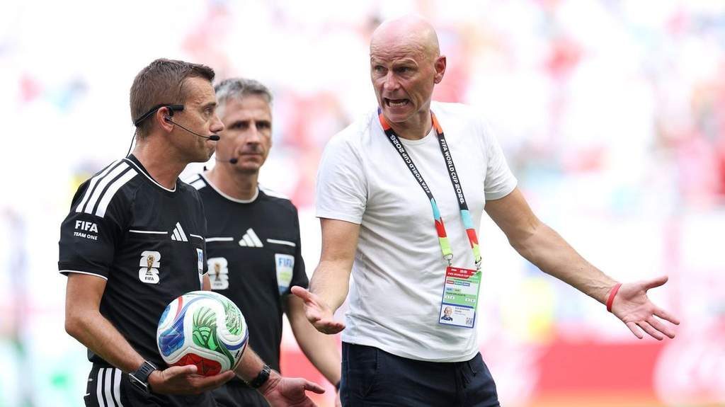 Pelatih Norwegia Stale Solbakken saat memprotes keputusan wasit di Piala Dunia 2026
