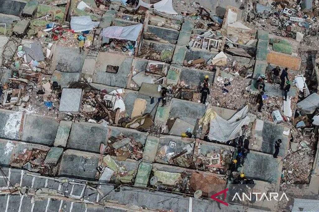 Petugas kemanusiaan mendistribusikan bantuan di kamp pengungsian gempa Venezuela