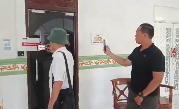 Penyegelan pintu ruang kerja Bupati Langkat Syah Afandin oleh penyidik KPK setelah OTT