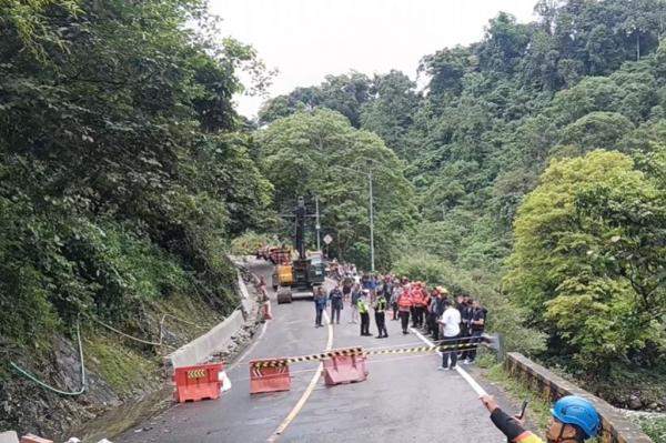 Kondisi tanah longsor yang menutup total jalur Lintas Sumatra di Lembah Anai Sumatra Barat