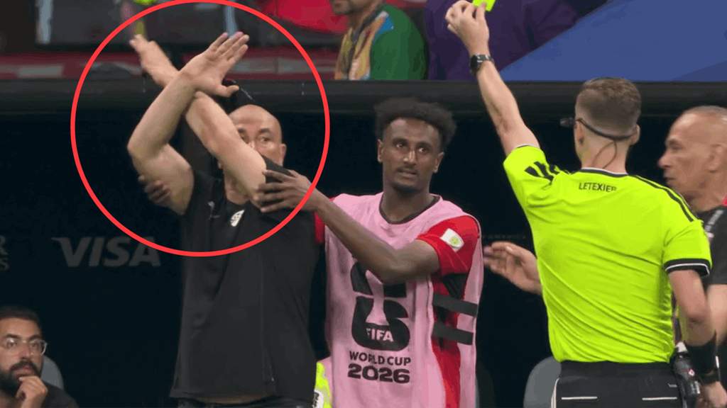 Manajer Mesir Hossam Hassan melakukan protes keras terhadap wasit Francois Letexier