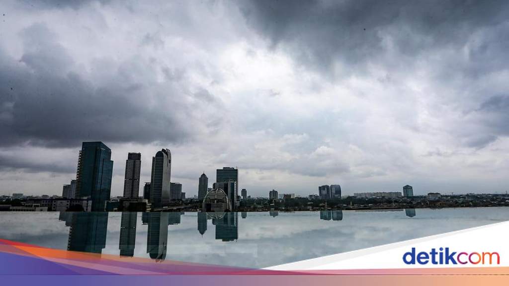 Langit mendung bersiap menurunkan hujan di atas Kota Medan, Sumatra Utara.