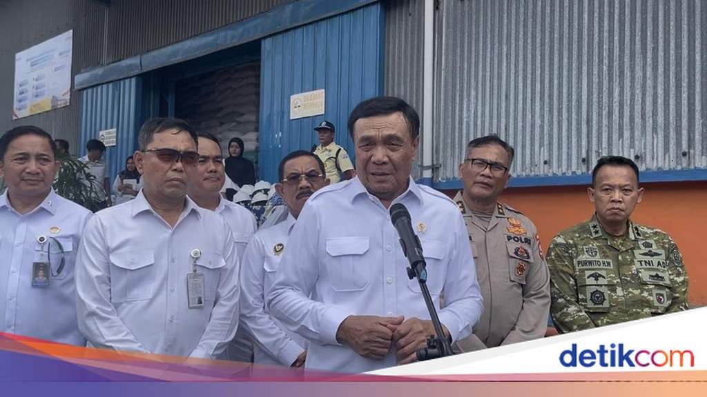 Menko Polkam Djamari Chaniago saat meninjau ketersediaan beras di Gudang Bulog Sumut