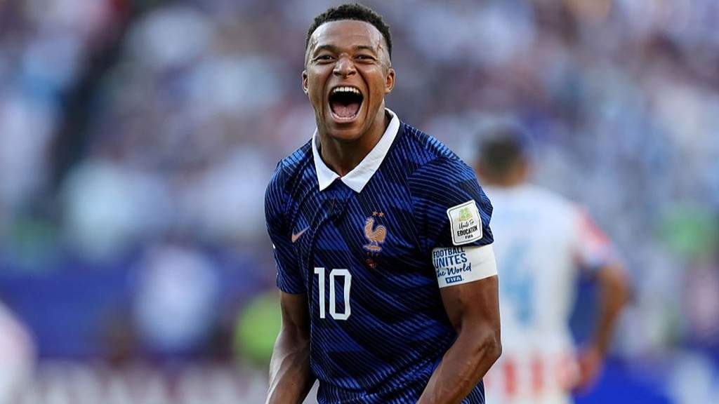 Kiper Paraguay Orlando Gill bersitegang dengan penyerang Prancis Kylian Mbappe di Piala Dunia