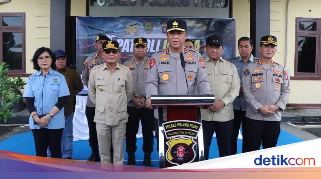 Kapolda dan Gubernur Kalteng memantau area kebakaran hutan dari dalam helikopter patroli udara