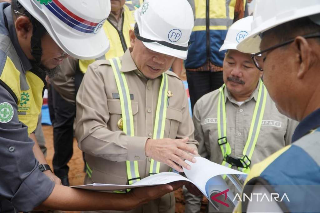 Gubernur Jambi Al Haris melakukan peletakan batu pertama pembangunan RSUD Kerinci di Bukit Tengah