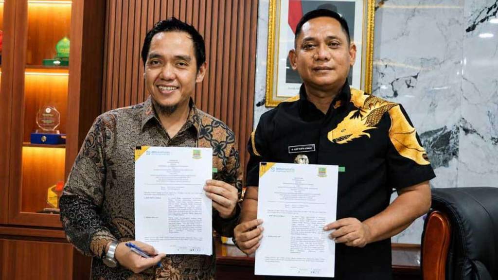 Pelaksana Tugas Bupati Bekasi menandatangani kerja sama UHC dengan BPJS Kesehatan Cikarang