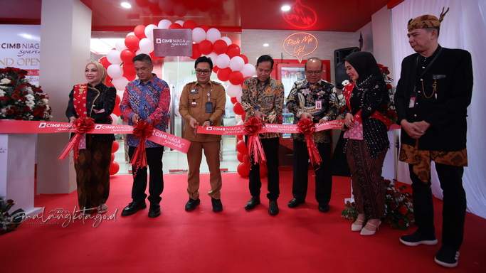 Asisten Administrasi Umum Setda Kota Malang M. Sailendra memotong pita peresmian CIMB Niaga Syariah