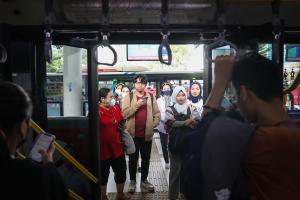 Gubernur DKI Jakarta Pramono Anung memberikan keterangan pers mengenai tarif Transjakarta