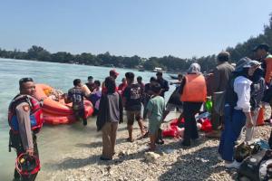 Petugas gabungan mengevakuasi penumpang KM Makmur Jaya yang terdampar di Pulau Pari