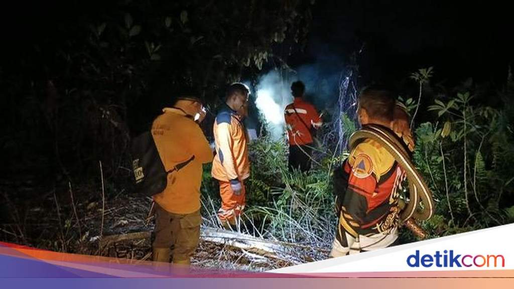 Petugas BPBD Kobar memadamkan api karhutla kebun sawit di Madurejo saat malam hari