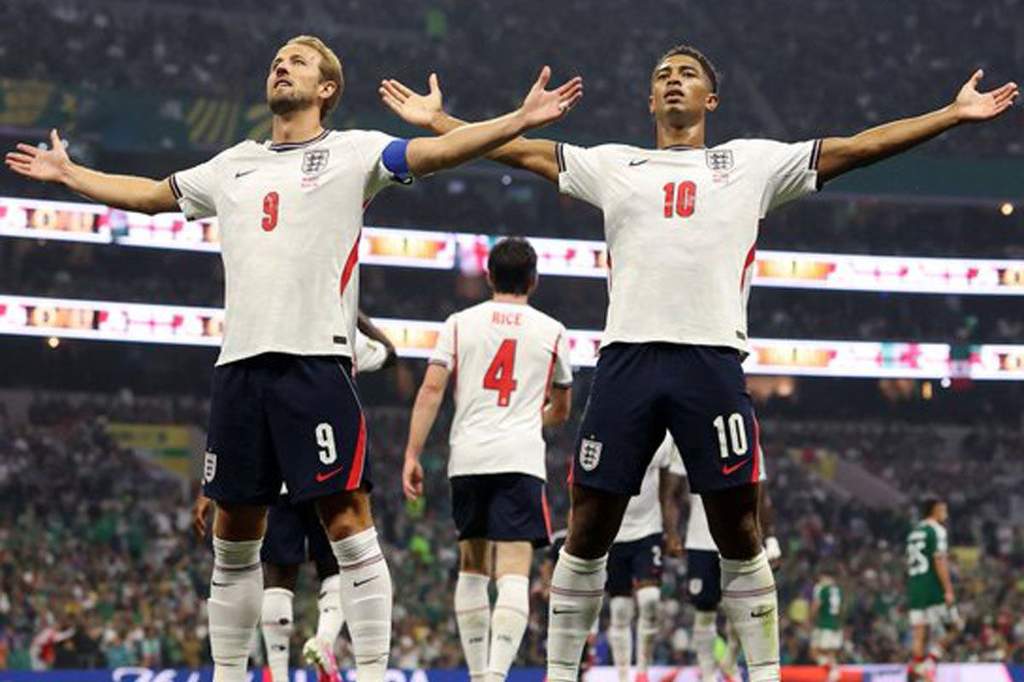 Pemain Inggris dan Norwegia berebut bola dalam laga perempat final Piala Dunia 2026