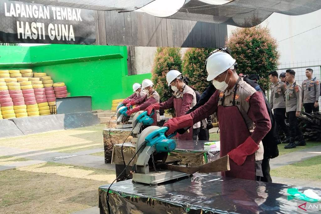 Proses pemusnahan ratusan senjata api rakitan ilegal di Lapangan Tembak Brimob Polda Sumsel