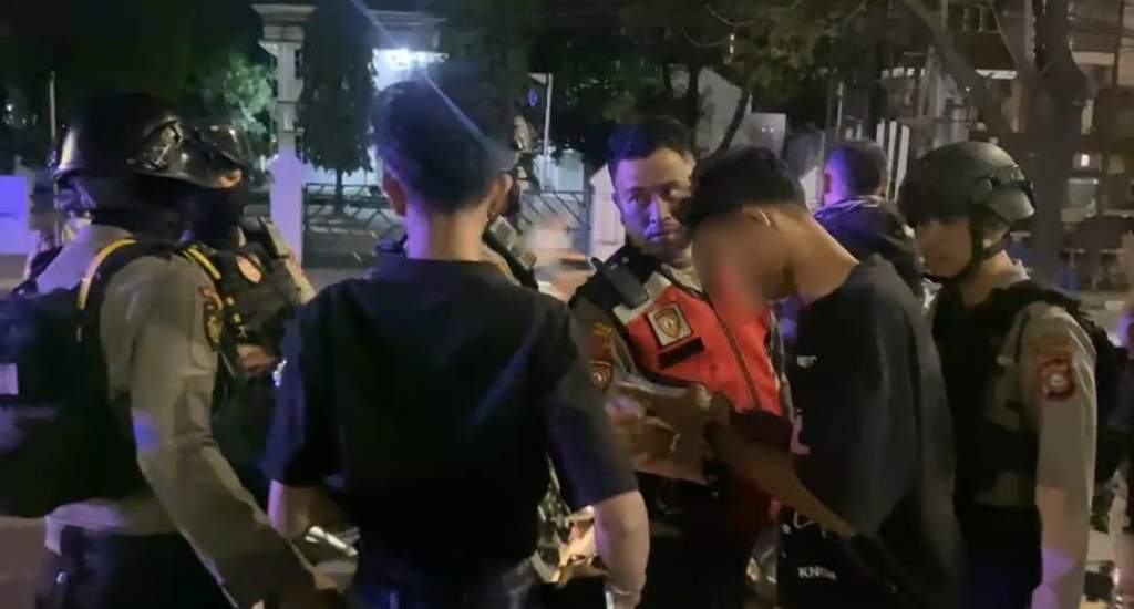Polisi Polrestabes Makassar mengamankan joki balap liar dan pemuda membawa senjata tajam