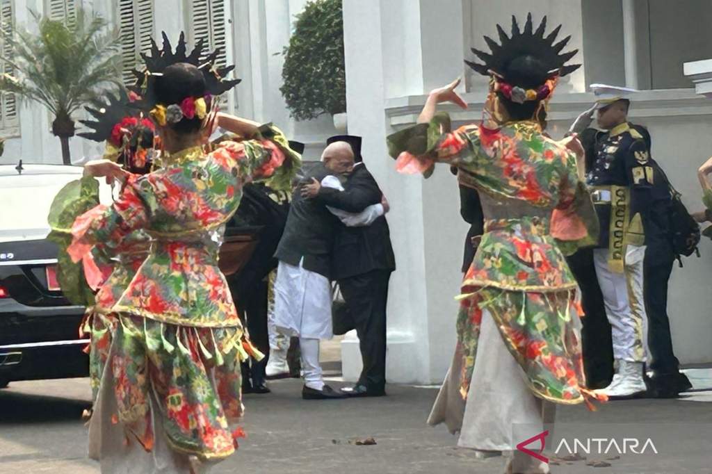 Presiden Prabowo Subianto bersalaman dengan PM India Narendra Modi di Istana Merdeka Jakarta