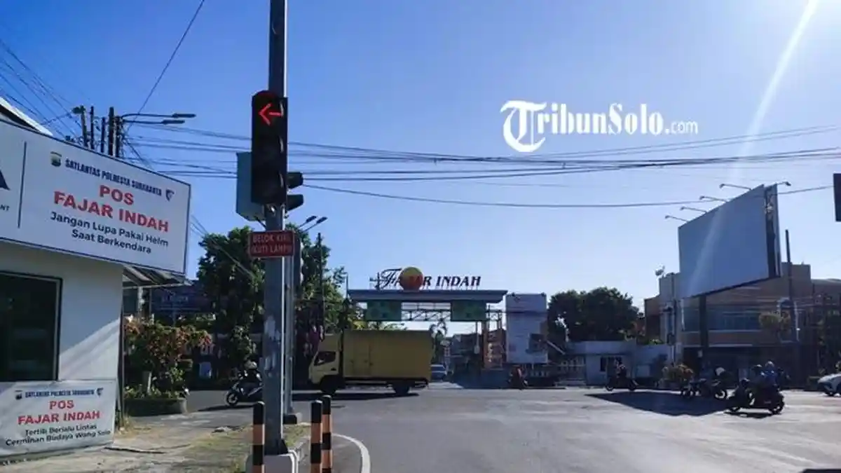 Suasana Jalan Slamet Riyadi Solo yang cerah di bawah terik matahari musim kemarau