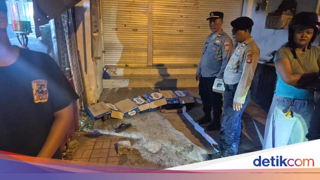 Petugas mengidentifikasi jenazah pria asal Tulungagung di pinggir jalan Denpasar