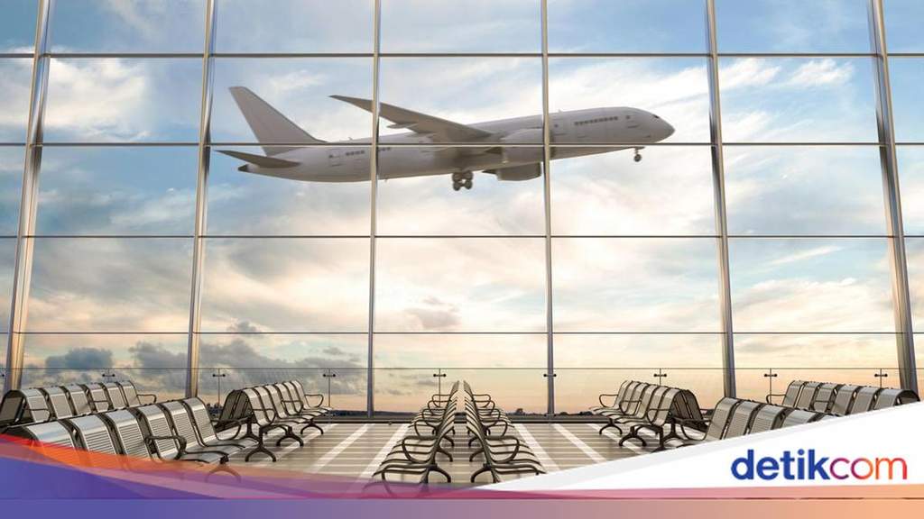 Petugas mengamankan seorang pria berbaju flanel yang kebingungan di Bandara Iskandar Pangkalan Bun
