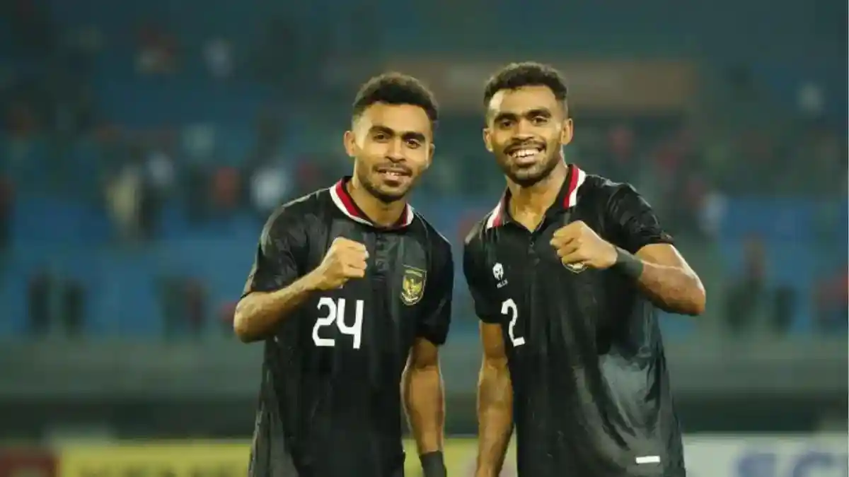 Yakob Sayuri dan Yance Sayuri saat bertanding membela klub sepak bola