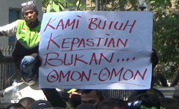 Ratusan driver ojek online melakukan aksi demonstrasi di depan gedung DPRD Sumut