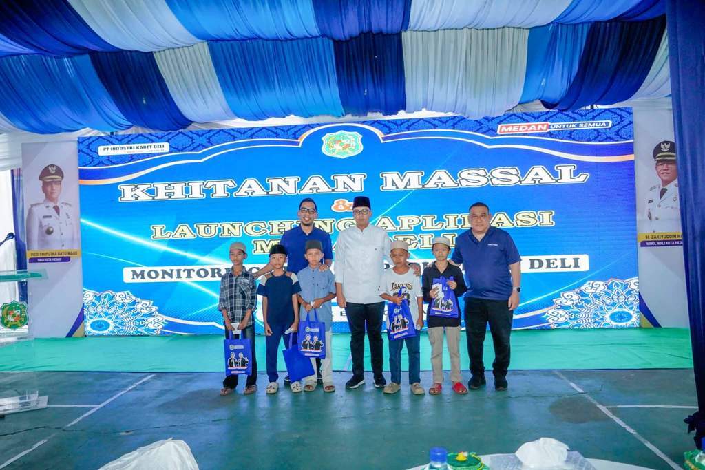 Wali Kota Medan Rico Waas meninjau pelaksanaan khitanan massal 200 anak di Medan Deli