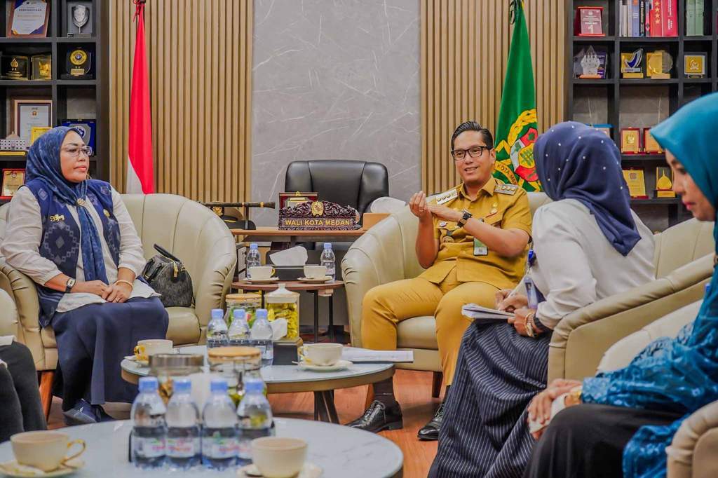 Wali Kota Medan Rico Waas memberikan arahan dalam pertemuan bersama pengurus majelis taklim