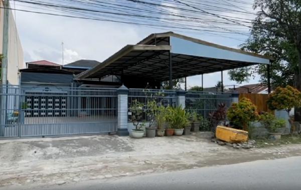 Suasana rumah pribadi Bupati Langkat Syah Afandin yang sepi di Medan setelah ditangkap KPK.