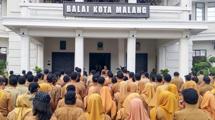 Sekda Kota Malang Erik Setyo Santoso memimpin apel pagi ASN di halaman Balai Kota Malang