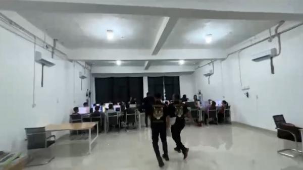 Petugas mengamankan para tersangka sindikat love scamming lintas negara di Medan